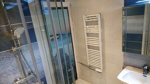 Dusche, umweltfreundliche Kosmetikartikel, Haartrockner, Bidet