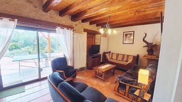 Televisie, een dvd-speler, een tafeltennistafel en boeken