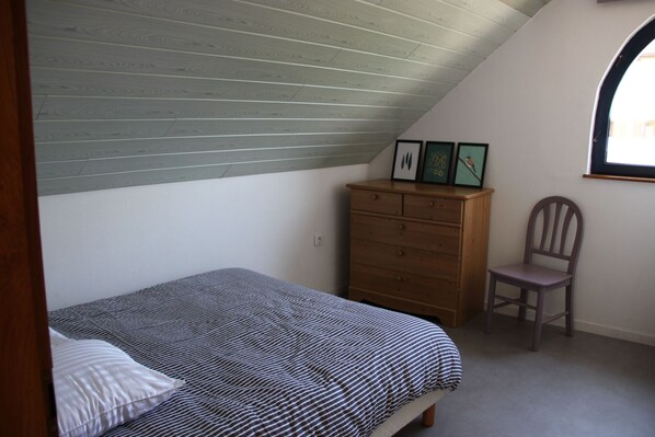 2 bedrooms, iron/ironing board, free WiFi, bed sheets - house/apartment in the heart of a Ried village. (Artolsheim)