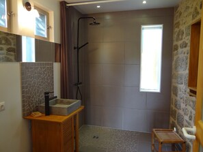 Dusche, Haartrockner, Handtücher, Toilettenpapier