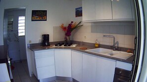 Kühlschrank, Mikrowelle, Ofen, Herdplatte