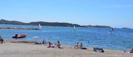 بالقرب من الشاطئ، كراسي للتشمس