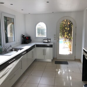 Fridge, microwave, oven, stovetop - HOUSE ON SEASIDE AND IN PEACE (Landéda)