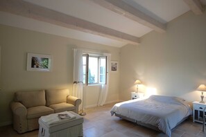 4 dormitoris, planxa i posts de planxar, wifi i roba de llit 