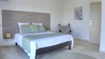 3 chambres, coffres-forts dans les chambres, fer et planche Ă repasser