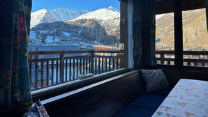 Una habitación con vistas a montañas nevadas.