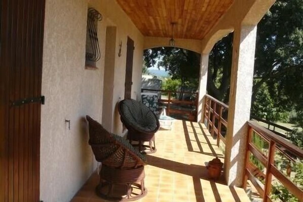 Terrace/patio - BEAUCAIRE Recent house surrounded by nature (Beaucaire)