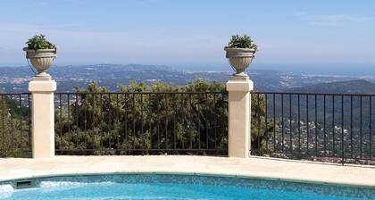 Apartment in charming villa, panoramic view of the sea and the village of Cabris