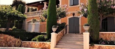 حمّام سباحة خارجي