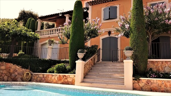 Outdoor pool - Apartment in charming villa, panoramic view of the sea and the village of Cabris (Cabris)