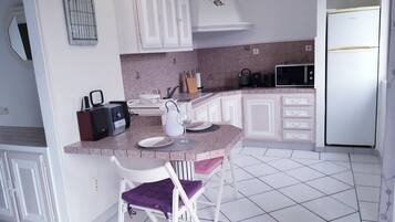 Réfrigérateur, micro-ondes, plaque de cuisson, cafetiÚre/bouilloire