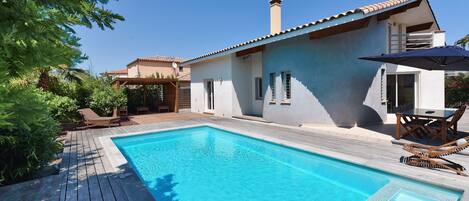 Outdoor pool, a heated pool