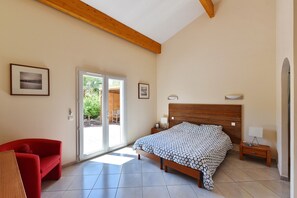4 bedrooms, in-room safe, iron/ironing board, free WiFi