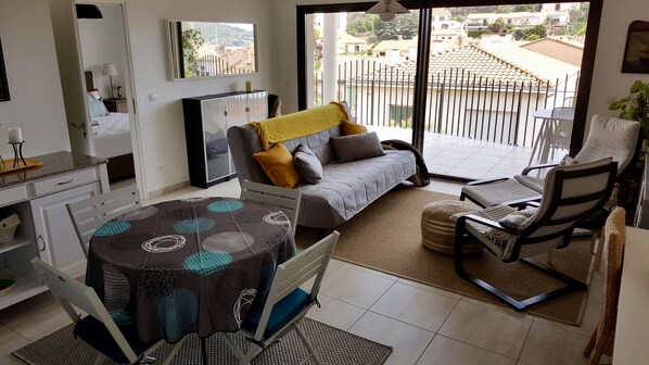 Smart TV, books, offices