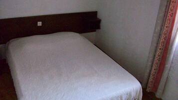 2 chambres, fer et planche Ă repasser