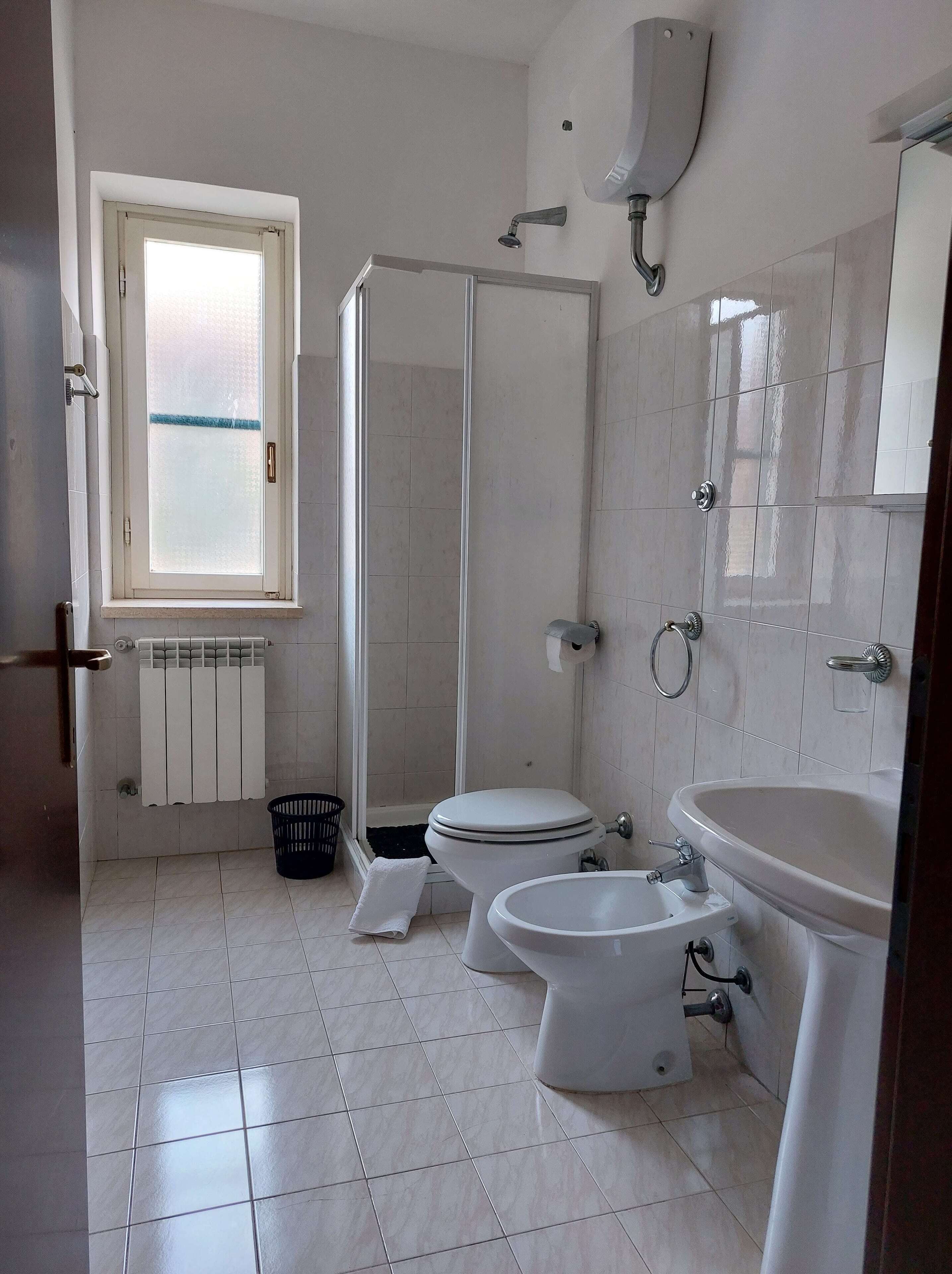 Duschwanne, Haartrockner, Bidet, Handtücher