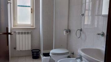 Duschwanne, Haartrockner, Bidet, Handtücher