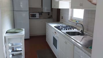 Køleskab, mikrobølgeovn, ovn, kogeplade