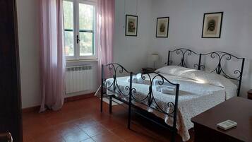 3 dormitorios, tabla de planchar con plancha, cuna de viaje