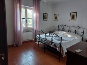 3 makuuhuonetta, silitysrauta/-lauta, vauvan matkasänky, ilmainen Wi-Fi