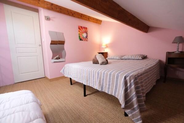 3 bedrooms, iron/ironing board, free WiFi, bed sheets