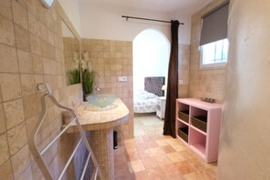 3 chambres, fer et planche à repasser, accès au Wi-Fi (inclus)