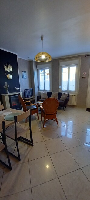 TV, fireplace, DVD player, books