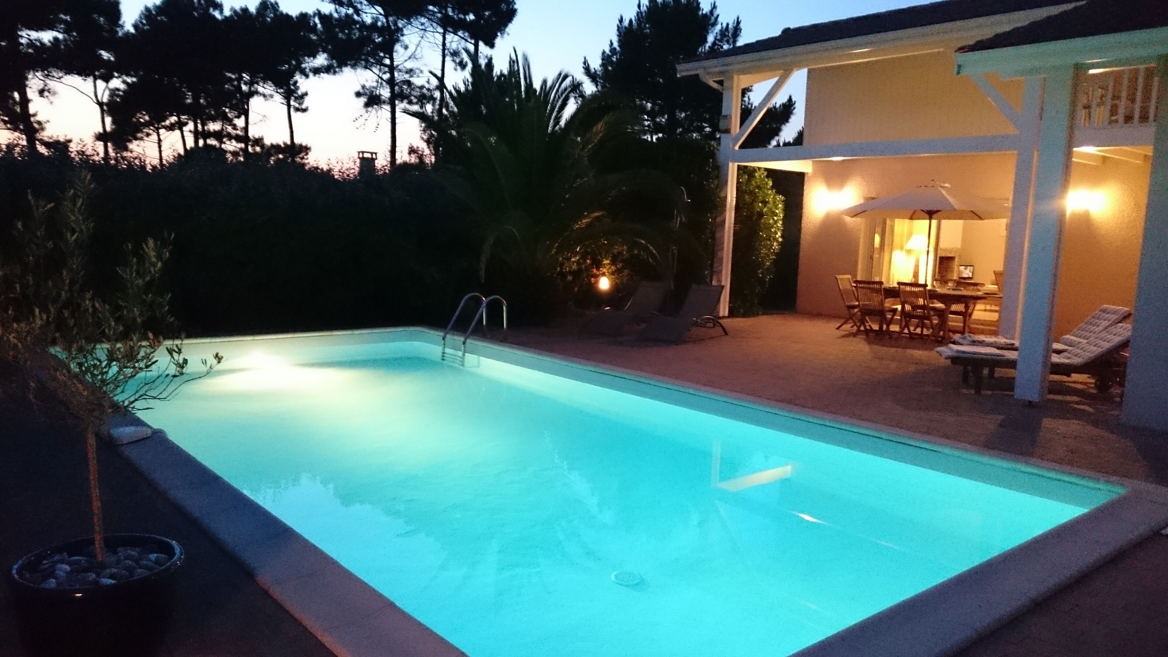 Vue extérieure de nuit