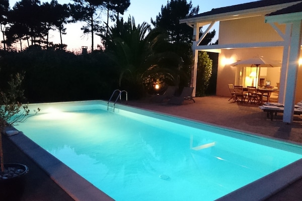 Vue extérieure de nuit