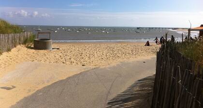 Talo 80 metrin päässä rannasta 4 makuuhuonetta 2 kylpyhuonetta, 2 - 9 henkilöä