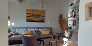 TV, caminetto, lettore DVD, tavolo da ping pong