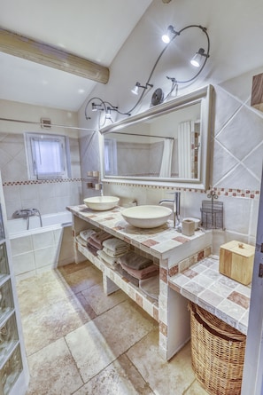 Bathtub, hair dryer, towels - Fully air-conditioned house HEATED SWIMMING POOL  (Maubec)