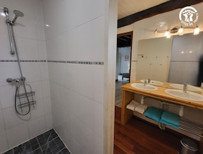 Douche, séchoir à cheveux, serviettes fournies, papier de toilette