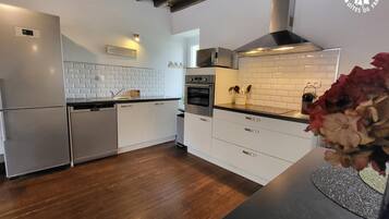 Réfrigérateur, micro-ondes, four, plaque de cuisson