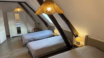 3 quartos, ferros/tábuas de passar roupa, berço de viagem