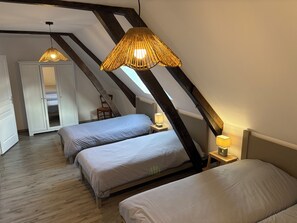 3 habitaciones, tabla de planchar con plancha y cuna de viaje