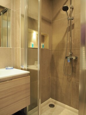 Een douche, een haardroger, handdoeken, zeep