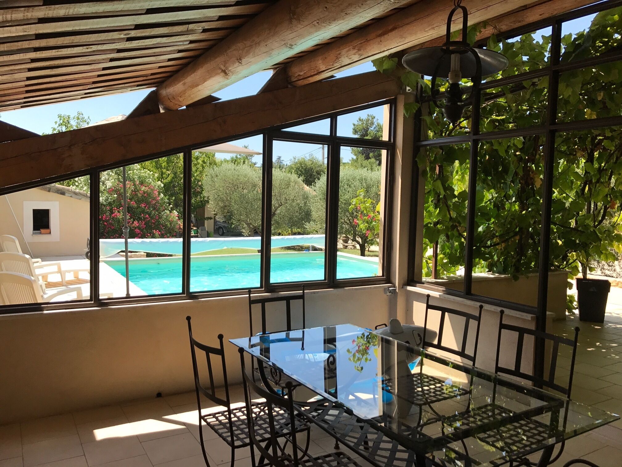 Provencal villa with pool near Avignon