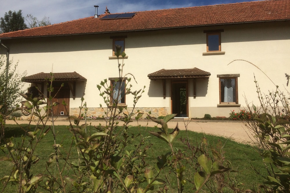 Quiet cottage, in a renovated farmhouse with swimming pool, 15 min Bourg-en-Bresse
