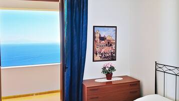 2 bedrooms, in-room safe, iron/ironing board, free WiFi