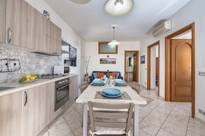 KĂŒhlschrank, Mikrowelle, Ofen, Herdplatte