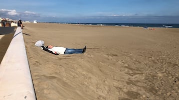 Na praia, espreguiçadeiras