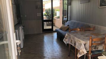 TV, DVD player, livros, videoteca