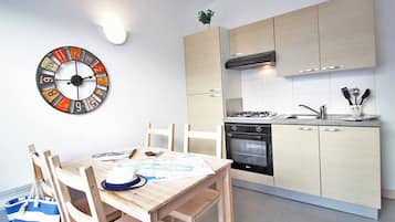 KĂŒhlschrank, Mikrowelle, Ofen, Herdplatte