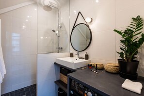 Dusche, kostenlose Toilettenartikel, Haartrockner, Handtücher