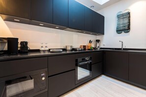 Frigorífico, microondas, horno y lavavajillas