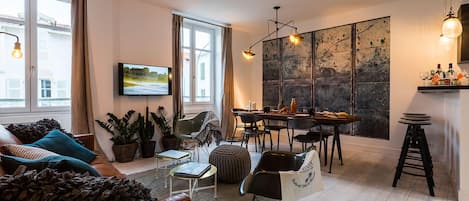 Televisión de pantalla plana, estéreo