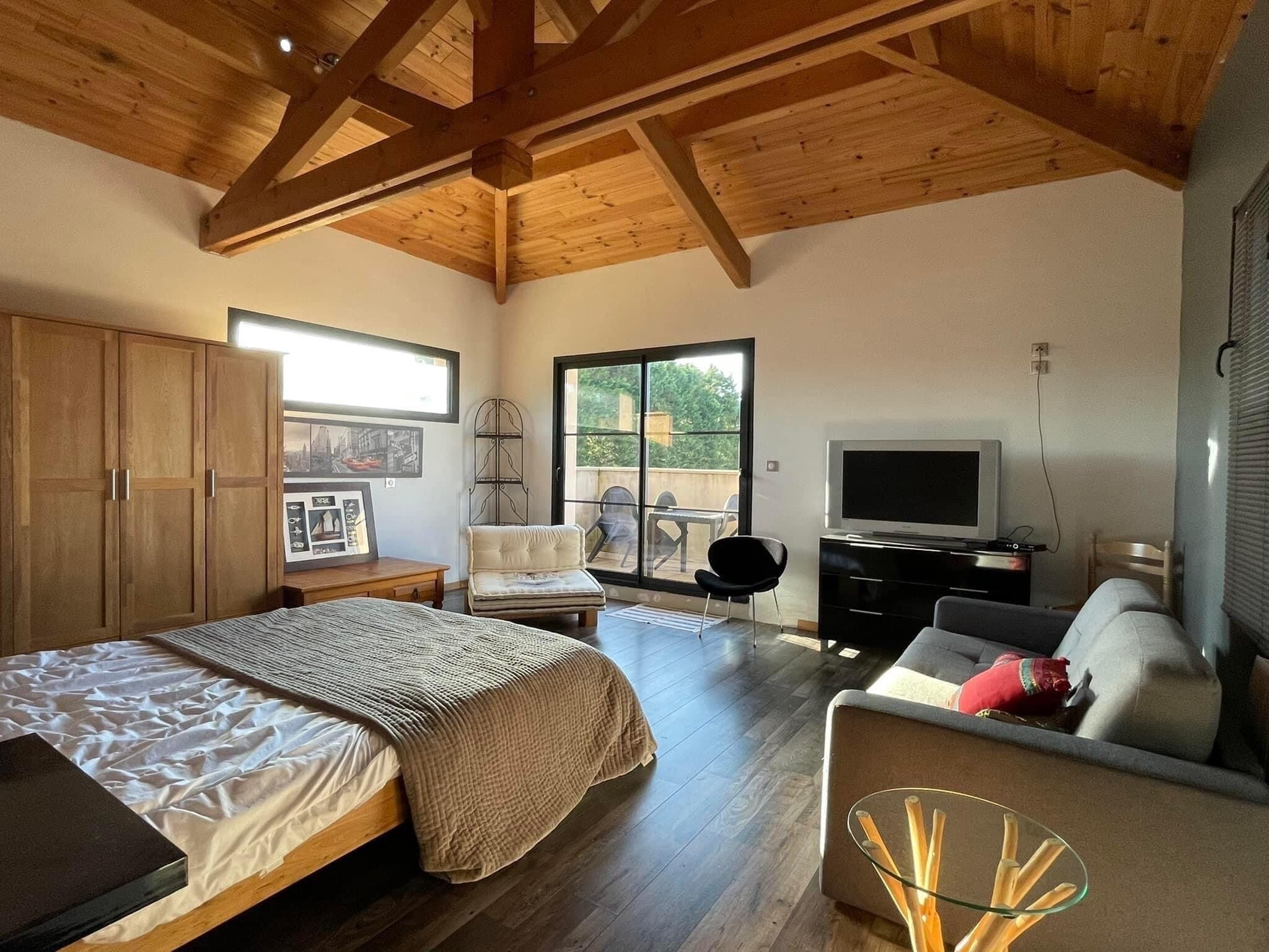 7 多间卧室、客房内保险箱、办公桌、熨斗/熨衣板