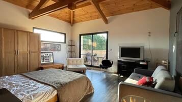 7 Schlafzimmer, Zimmersafe, Schreibtisch, Bügeleisen/Bügelbrett