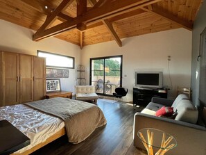 7 chambres, coffres-forts dans les chambres, bureau